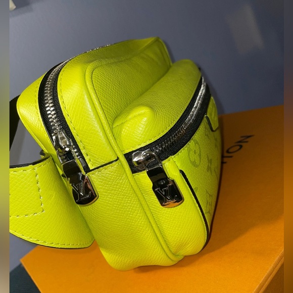 Louis Vuitton Bumbag Taiga Monogram color Jaune model M30251 - Picture 4 of 5